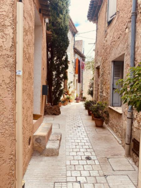 Two bedroom townhouse in the heart of the old village of Mougins with its Michelin star restaurants. - 2140